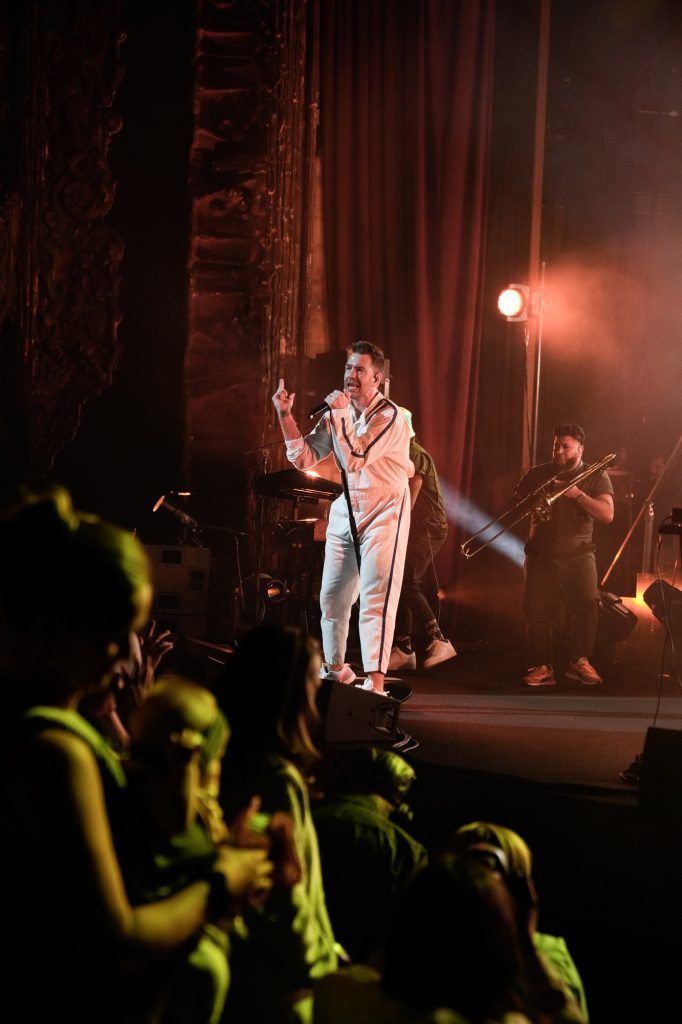 Grammer’s tour attracts guests of all ages, with full families entering the theater, thrilled for what the show has in store. Inevitably, the night was a huge hit for everyone, with Grammer delivering a performance many are sure to remember.