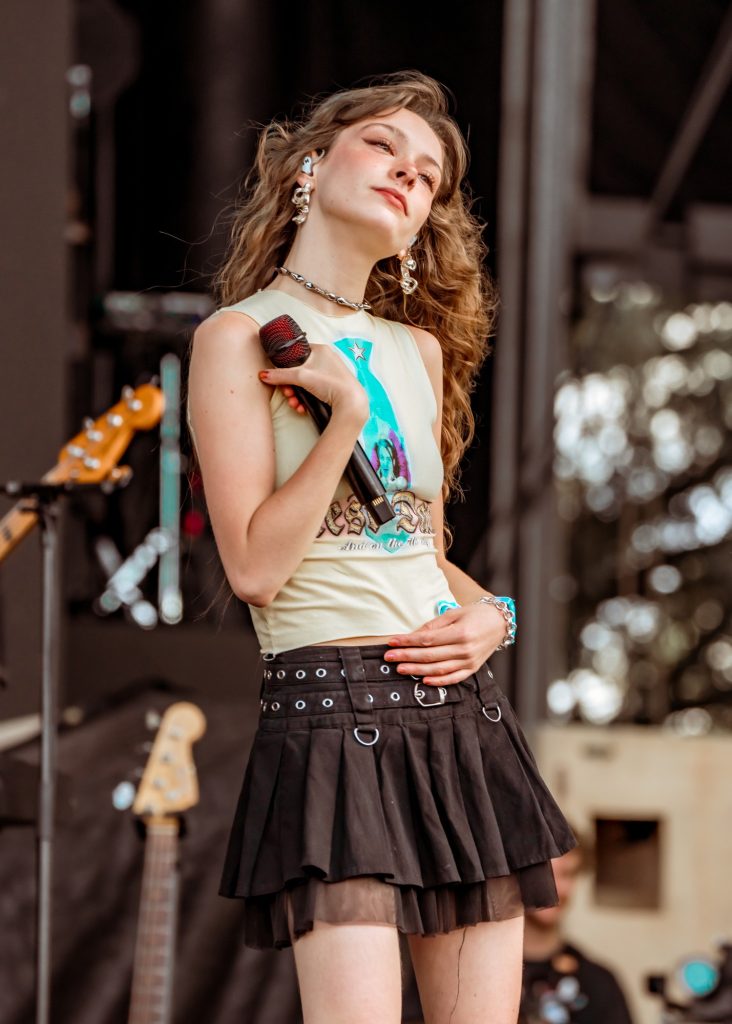 Despite her early afternoon set time, Humberstone drew in an impressive crowd as her set went on, enticing all those passing by with her impressive vocals. Photographed by Cathryn Kuczynski/BruinLife.