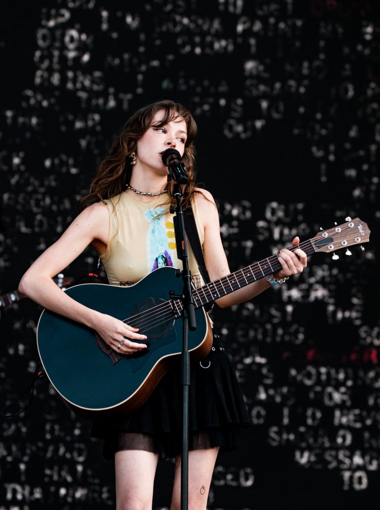 Beloved Indie Pop artist Holly Humberstone graces the Verizon Stage as she performs her hit song "Paint My Bedroom Black." Photographed by Cathryn Kuczynski/BruinLife.