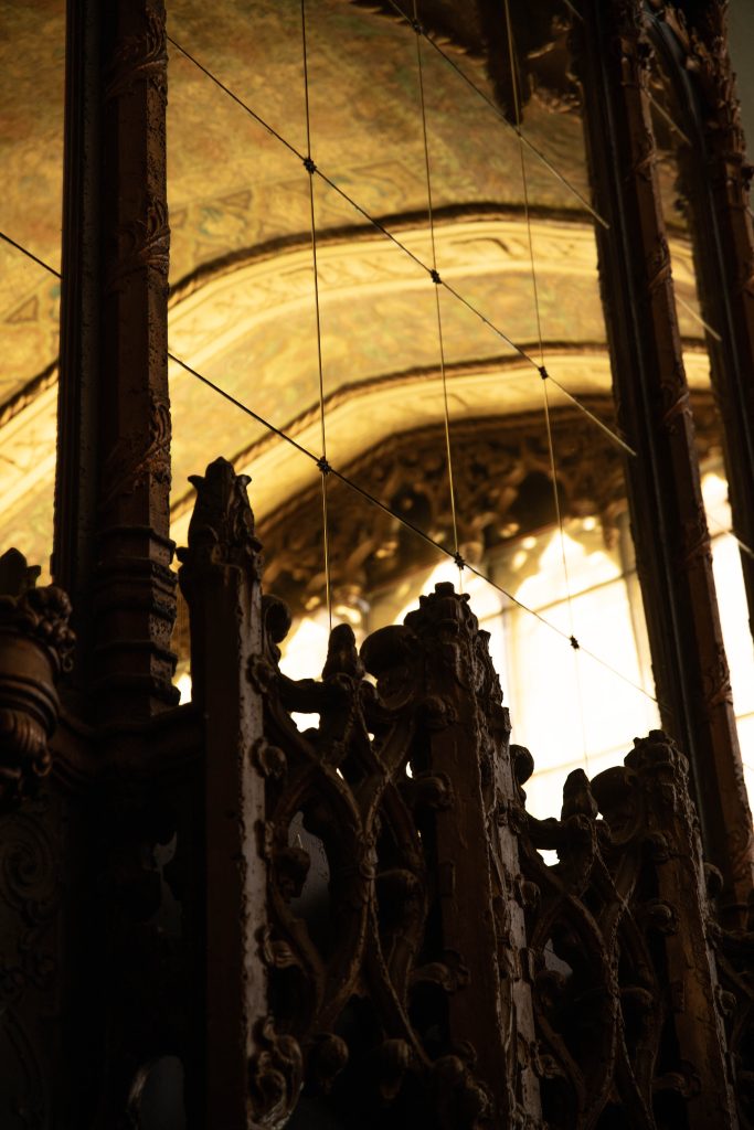 The mirrored walls of the United Artists Theatre complement its baroque details. Photographed by Julia Gu/BruinLife.